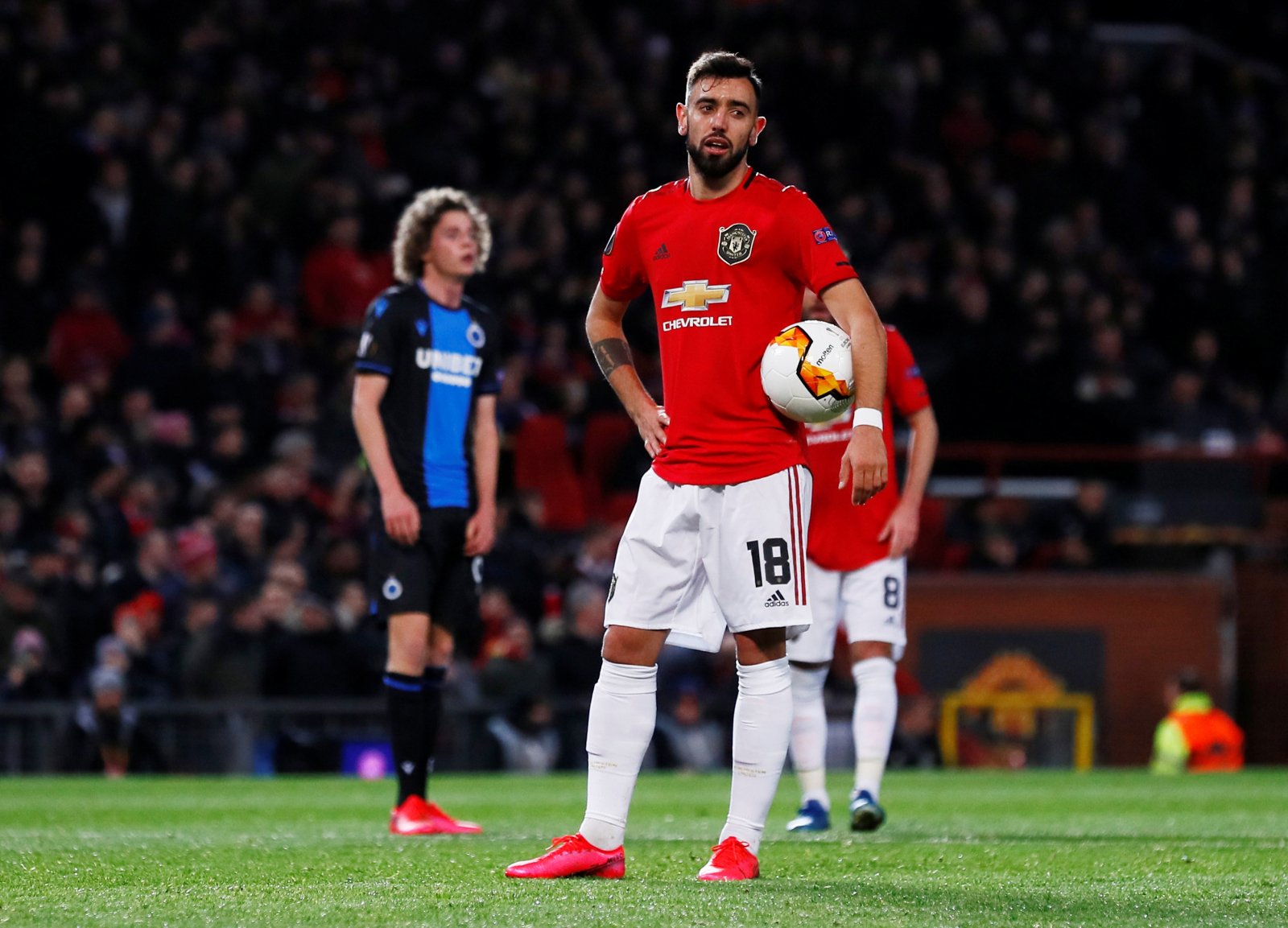 Exclusive: Gillespie claims Fernandes will sign a new contract at Man United even if Pogba leaves
