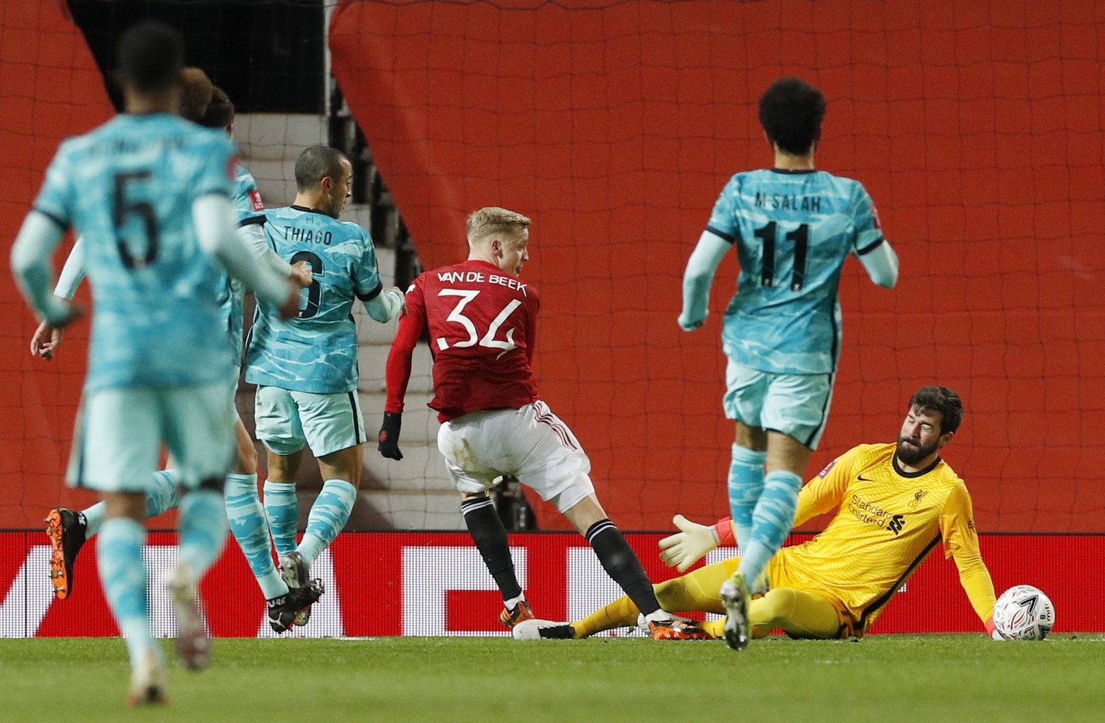 Pundit cannot see Manchester United letting Donny van de Beek go