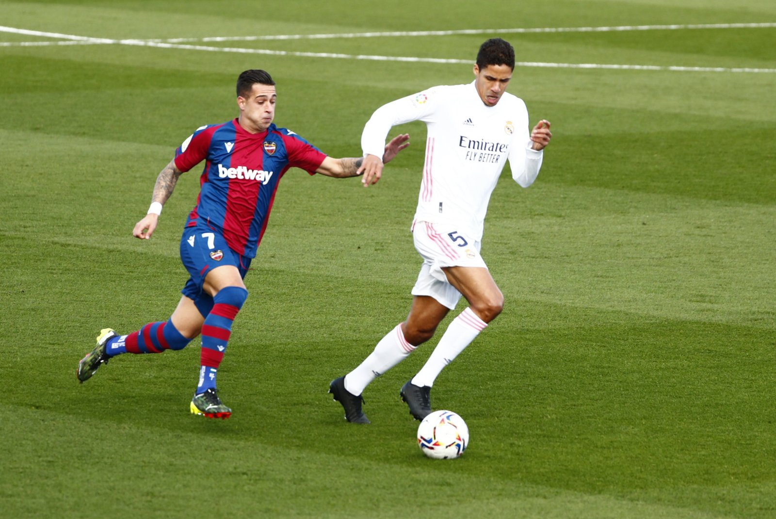 Spanish football expert says Varane to Man United is possible