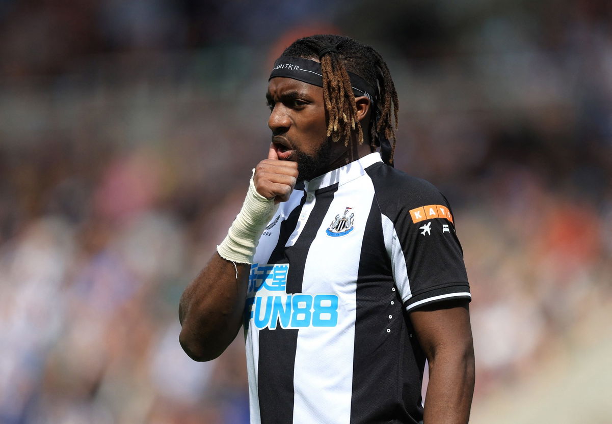 Newcastle prohíbe a Allan Saint-Maximin usar cintas Louis Vuitton