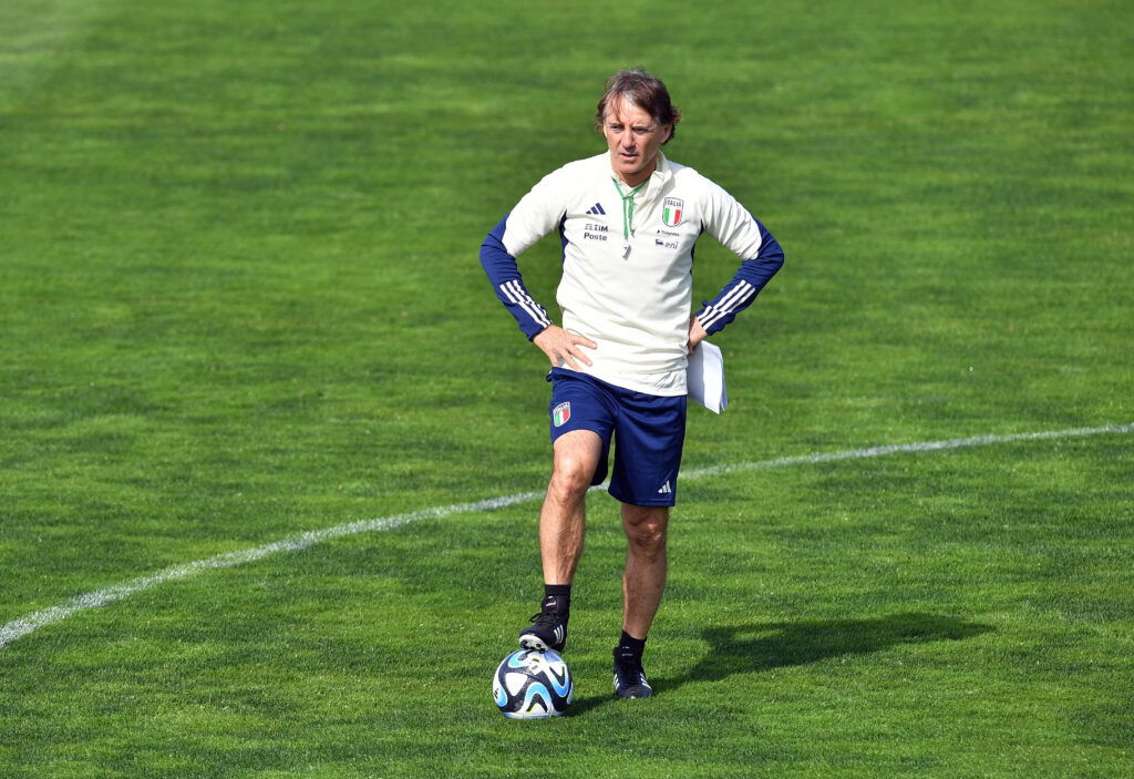 Roberto-Mancini-during-Italy-training